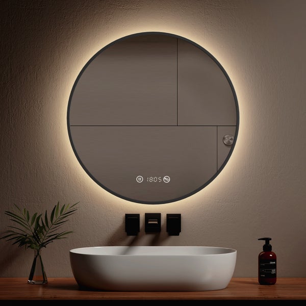 Runder LED-Badezimmerspiegel mit Hintergrundbeleuchtung, Digitaluhr und Touch-Sensor über einem weißen Waschbecken auf einer Holzkonsole.