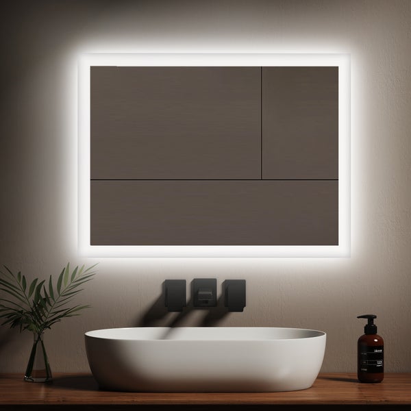 Moderner rechteckiger Badezimmerspiegel mit umlaufender LED-Beleuchtung über einem weißen Aufsatzwaschbecken und einer schwarzen Wandarmatur.