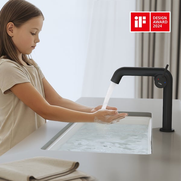 Mädchen wäscht sich die Hände an einem Waschbecken mit Armatur, IF Design Award 2024