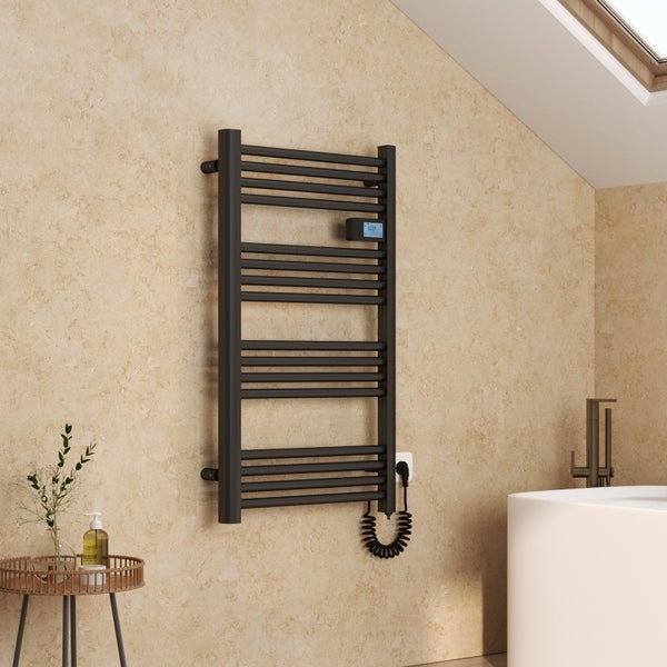 Elektrischer Handtuchwärmer im Badezimmer