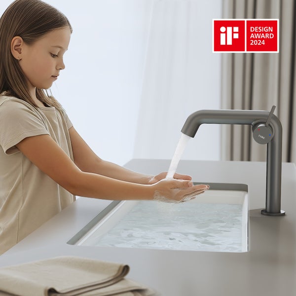 Kind wäscht sich die Hände an einem modernen Wasserhahn mit Design Award 2024.
