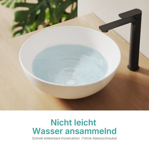 Rundes weißes Aufsetzwaschbecken auf einer Holzplatte mit schwarzer Armatur. Schnell entleerbare Konstruktion für effizienten Wasserabfluss.