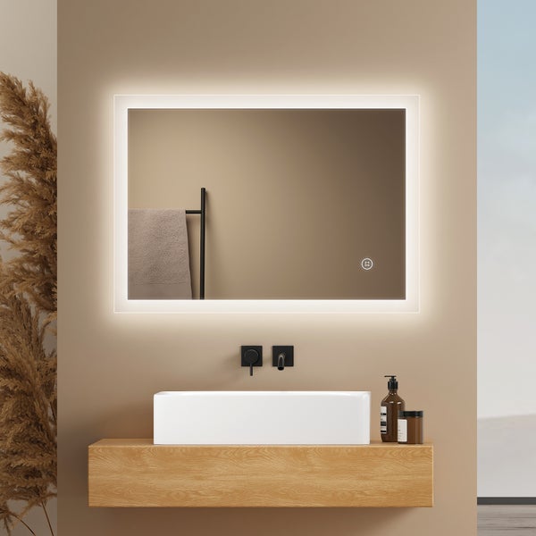 Beleuchteter rechteckiger Spiegel über einem Waschbecken im Badezimmer.