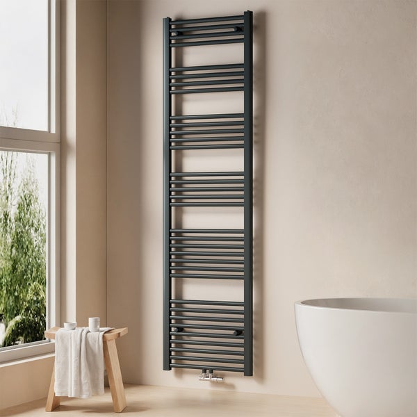 Badzimmer mit einem Handtuchwärmer an der Wand und einer Badewanne