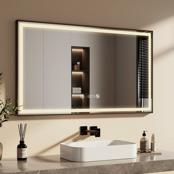 Moderner Badezimmerspiegel mit integrierter Beleuchtung und Digitalanzeige über einem weißen Aufsatzwaschbecken mit schwarzer Wandarmatur.