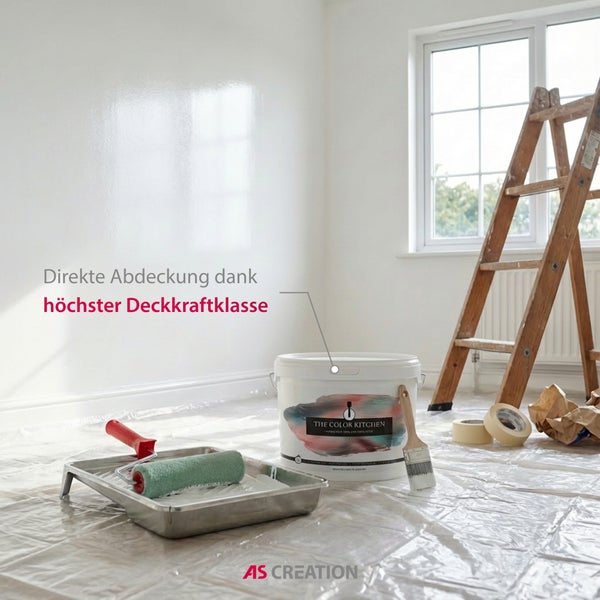 Heller Raum mit gestrichener Wand, Farbeimer von The Color Kitchen, Farbroller in Wanne, Pinsel, Holzleiter, Abdeckfolie und AS Creation Logo.