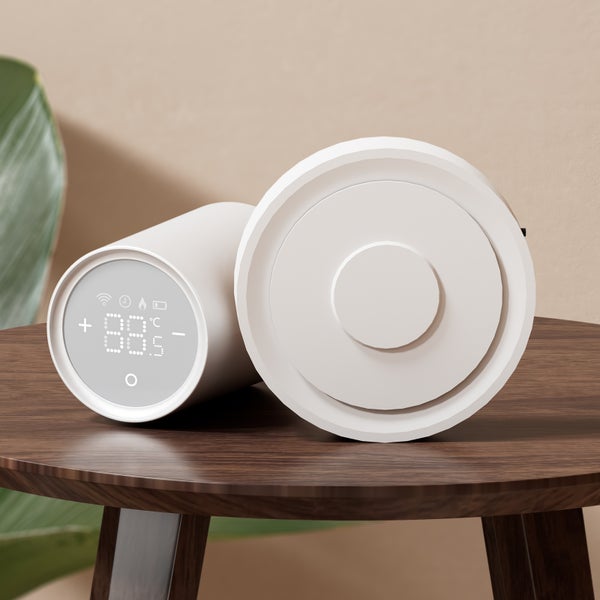 Intelligenter Heizkörperthermostat auf einem Holztisch