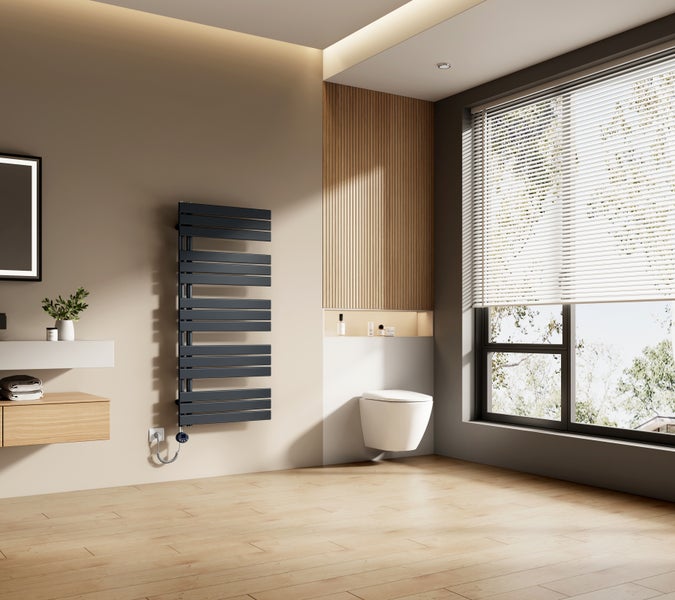 Modernes Badezimmer mit beheiztem Handtuchhalter, Waschtisch und Wand-WC.