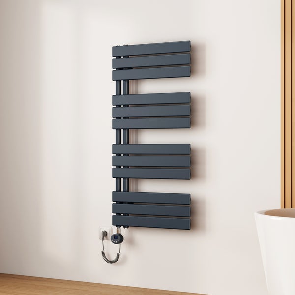 Anthrazitfarbener elektrischer Handtuchwärmer an einer Wand montiert