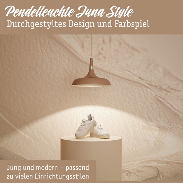 Moderne Pendelleuchte über einem Podest mit Schuhen