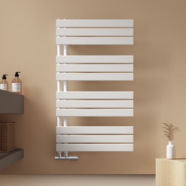 Weißer Badheizkörper an der Wand montiert