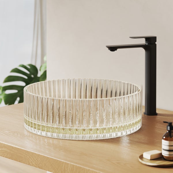 Rundes Aufsatzwaschbecken aus Glas mit geriffelter Oberfläche und Armatur