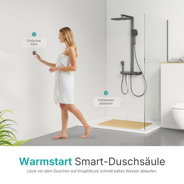 Smarte Duschsäule in einem modernen Badezimmer mit Duschkopf und Handbrause, Frau mit Handtuch betätigt den Kaltwasserablauf