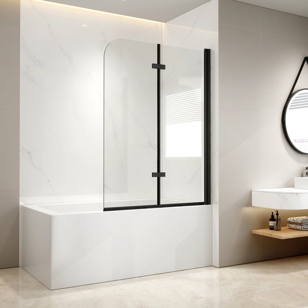Moderne Badewannenfaltwand mit zwei klappbaren Glassegmenten und Profilen in einem Badezimmer mit Marmoroptikwand und modernem Waschbecken.