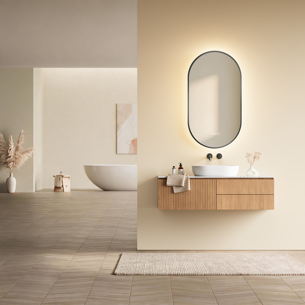 Modernes Badezimmer mit Waschtisch, hängendem Holzunterschrank, beleuchtetem ovalem Spiegel, freistehender Badewanne und dekorativen Accessoires.