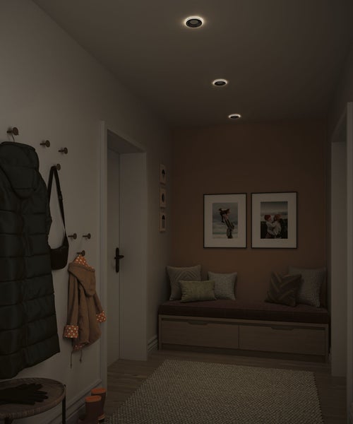 Flur mit Deckenleuchten, Garderobe und Sitzbank