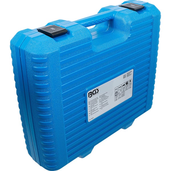 Eine blaue AdBlue Flasche zum Nachfüllen neben einem offenen AdBlue Tankdeckel an einem Fahrzeugmotor.