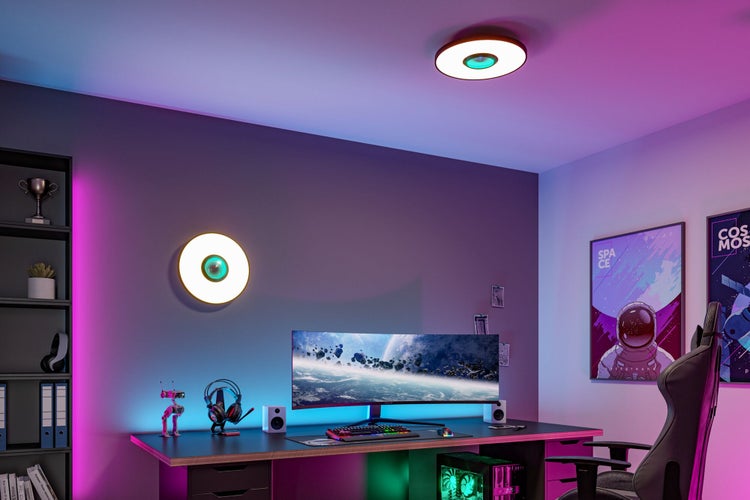 Modernes Gaming-Zimmer mit runder Smart-Home-Decken- und Wandleuchte, breitem Monitor und farbenfroher Beleuchtung.