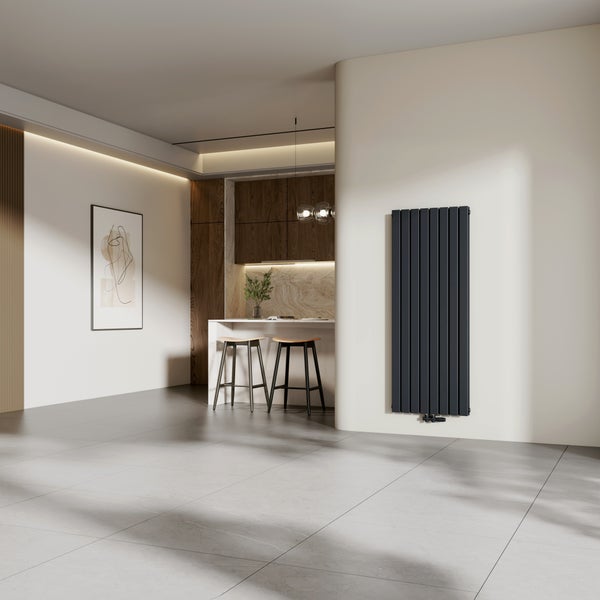 Modernes Interieur mit anthrazitfarbenem Heizkörper, Küchenbar und Kunstwerk