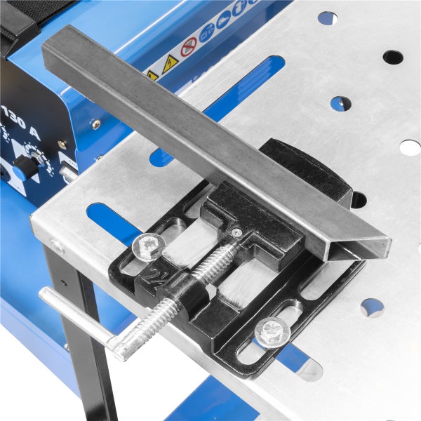 Werkstück mit Schraubstock auf Schweißtisch befestigt