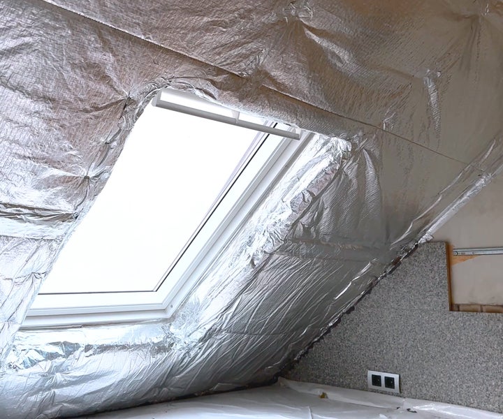 Dachboden mit Dachfenster und Dämmfolie