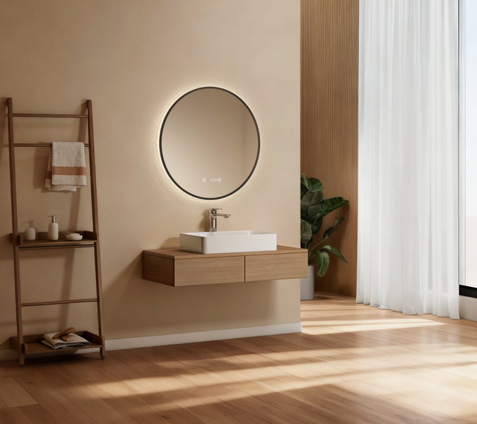 Badezimmer mit rundem Spiegel, Waschbecken und Holzregal