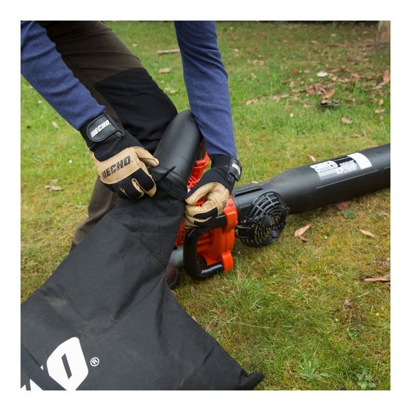 Person befestigt Laubsack an Laubbläser für Gartenarbeiten im Freien.