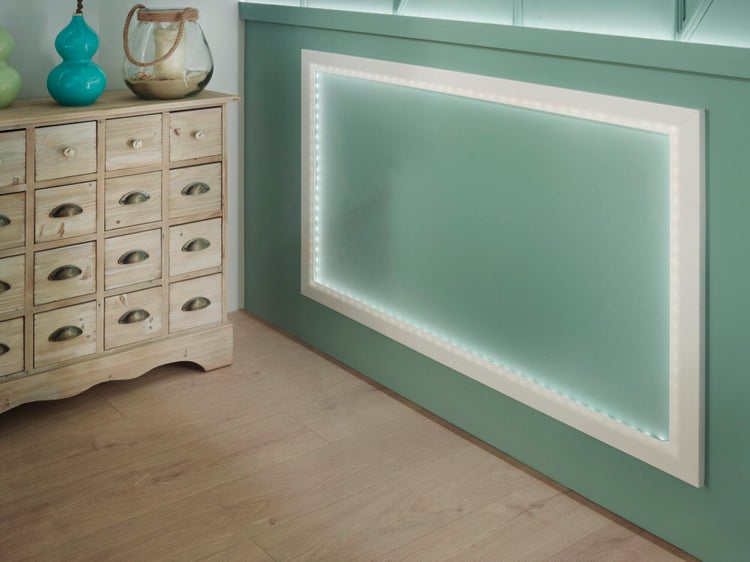 Szene mit Kommode und Wandpaneel mit integrierter Beleuchtung