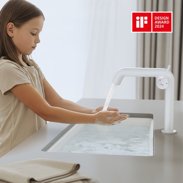 Ein Mädchen wäscht sich die Hände unter einem Wasserhahn im Badezimmer. Auszeichnung: iF Design Award 2024