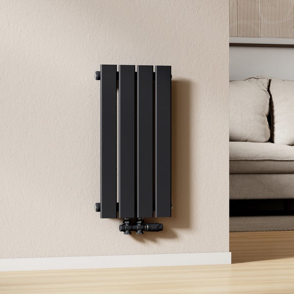 Schwarzer Heizkörper an der Wand montiert