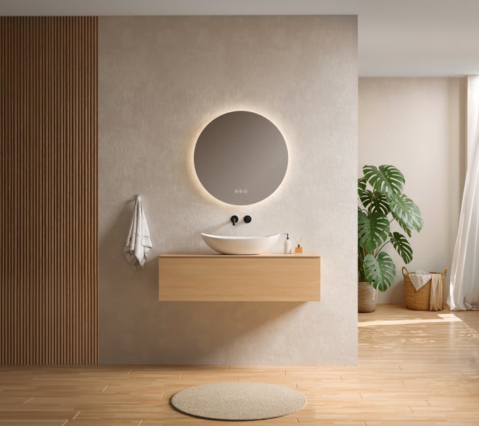 Modernes Badezimmer mit Waschtisch, rundem LED-Spiegel, Aufsatzwaschbecken und Holzlamellenwand.
