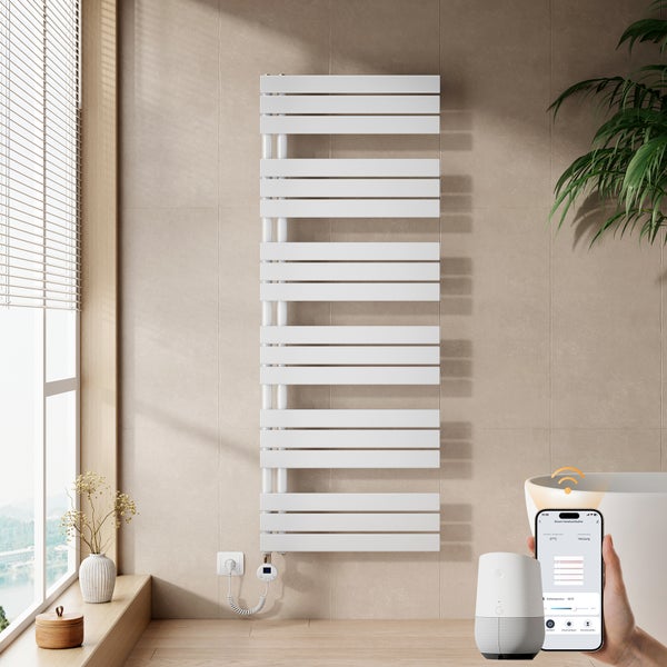 Weißer Handtuchheizkörper mit horizontalen Lamellen in einem modernen Badezimmer, steuerbar per App und Smart Speaker.