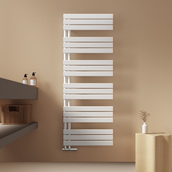 Weißer Handtuchwärmer im Badezimmer