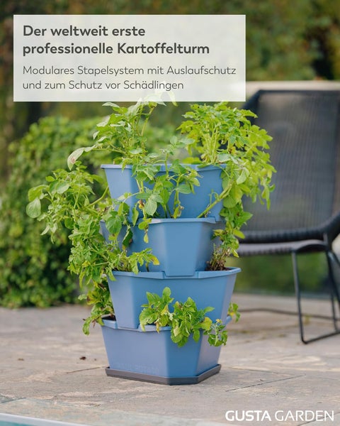 Gusta Garden Kartoffelturm Paul Potato, modulares Stapelsystem aus Kunststoff mit vier Etagen auf einer Terrasse mit Kartoffelpflanzen.