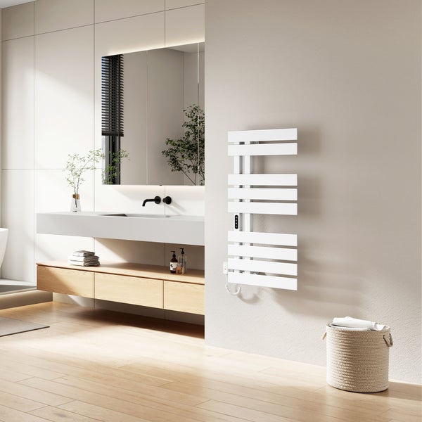 Modernes Badezimmer mit weißem elektrischem Handtuchheizkörper mit flachen Querstreben, Waschtisch mit schwarzer Armatur und hellen Holzelementen.