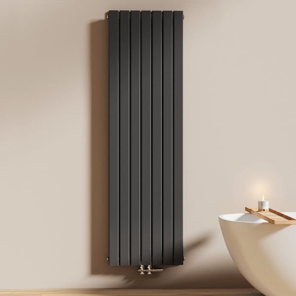 Vertikaler Heizkörper im Badezimmer neben der Badewanne