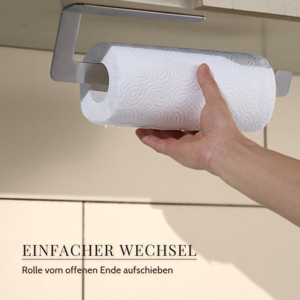 Unterbau Küchenrollenhalter aus Metall zur Montage unter einem Küchenschrank mit einer Hand beim Rollenwechsel