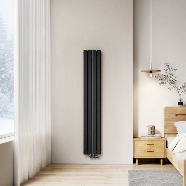 Wohnzimmer mit Paar auf Sofa und schwarzem Heizkörper an der Wand