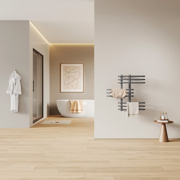 Modernes Badezimmer mit Badewanne, Bademantel und elektrischem Handtuchheizkörper an einer Wand, mit hellen Holzdielen und minimalistischem Design.