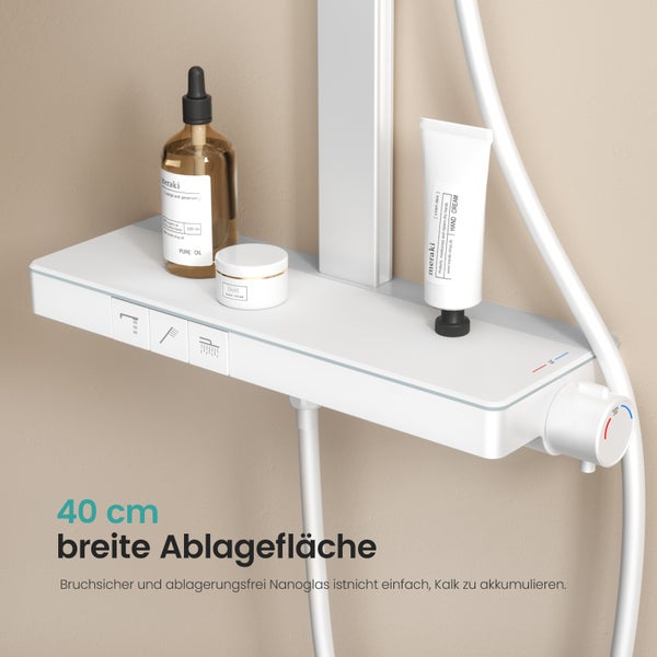 Duscharmatur mit 40 Zentimeter breiter Ablagefläche und Pflegeprodukten