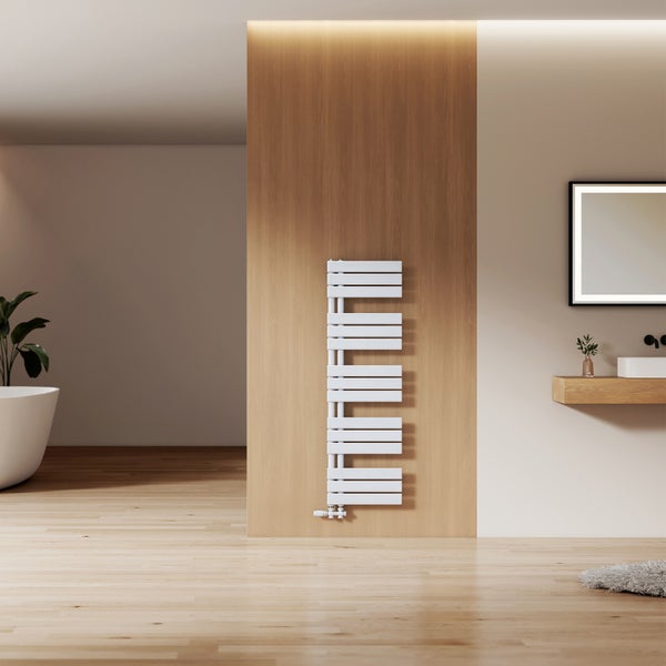 Moderner Badheizkörper in einem hellen Badezimmer mit Holzoptik und Badewanne.