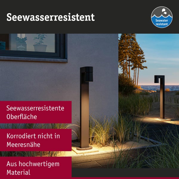 Seewasserresistente Aussenleuchte auf einem sandigen Untergrund vor dem Meer