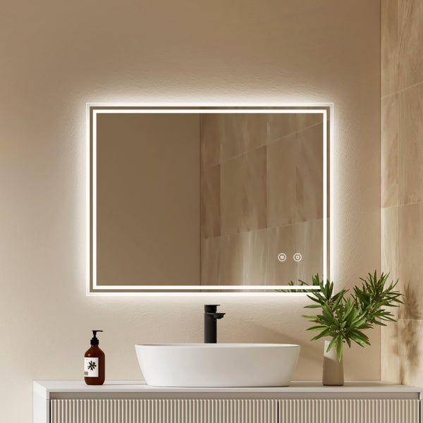 Rechteckiger Badezimmerspiegel mit LED-Beleuchtung und Touch-Sensor, montiert über einem weißen Aufsatzwaschbecken in einem hellen Badezimmer.