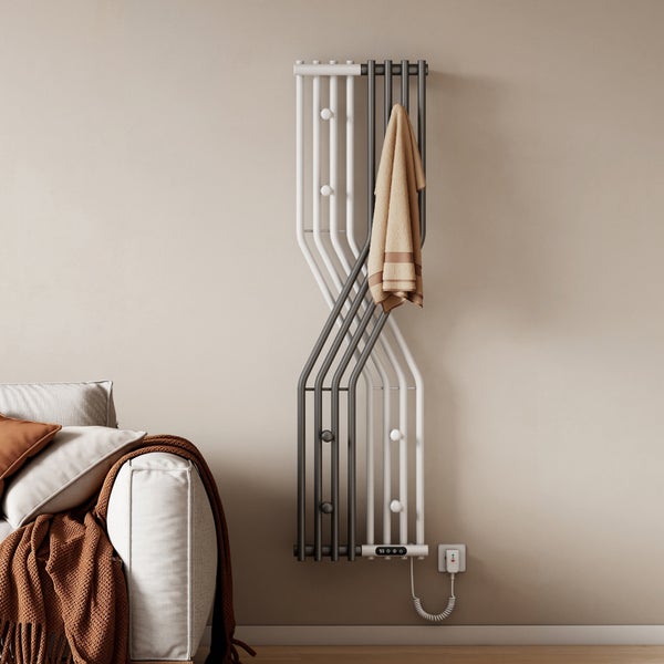 Elektrischer Design Badheizkörper mit versetzten vertikalen Rohren und Handtuchhalter an einer Wand montiert.