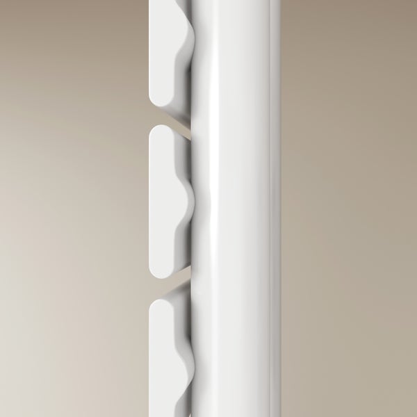 Detailansicht eines weißen Regalträgers