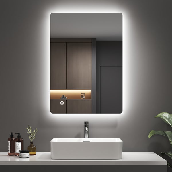 Badezimmer mit beleuchtetem Spiegel, Waschbecken und Armaturen