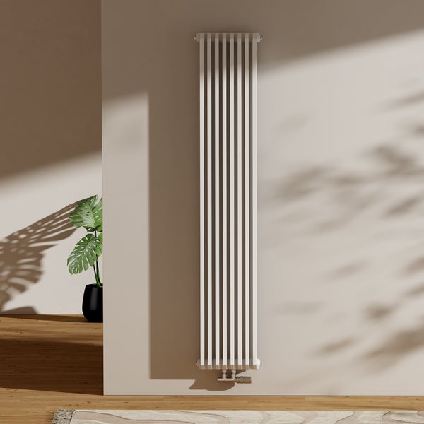 Hoher Heizkörper mit Paneelen an einer Wand in einem Raum