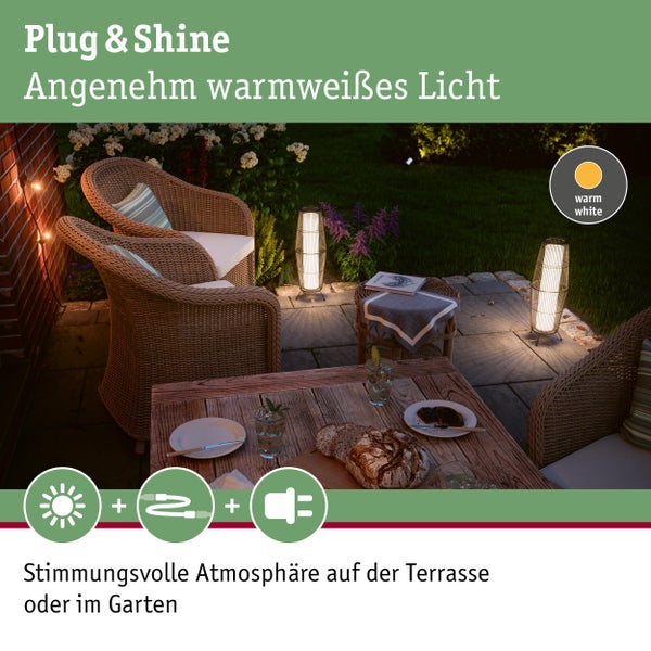 Terrasse mit Gartenmöbeln und Plug and Shine Leuchten für angenehme warmweisse Beleuchtung