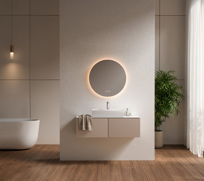 Modernes Badezimmer mit rundem LED-Spiegel, weißem Aufsatzwaschbecken auf hängendem Waschtisch, freistehender Badewanne und Holzboden.