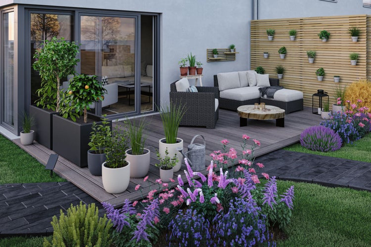Terrasse mit Gartenmöbeln, Pflanzen und Dekorationen für den Außenbereich
